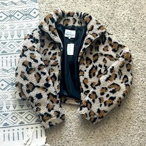 Cropped cheetah print fuzzy sip-up jacket